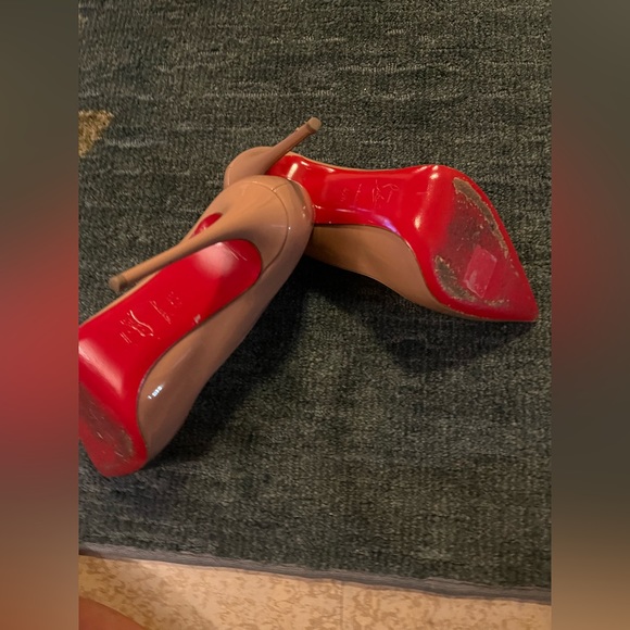 Christian louboutin size 40, red bottom shoe, Tan color very classic(red botton) - Picture 6 of 7